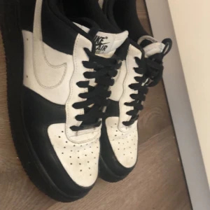 Nike Air Force 1 - Ett par af1s jag gjorde på Nikes hemsida och köpte för 1750kr. Finns inga skador och de kan tvättas om man vill lite men de är inte så smutsiga. De passar till nästan alla val på kläder för de är liksom svart o vit. De är lite creasade.