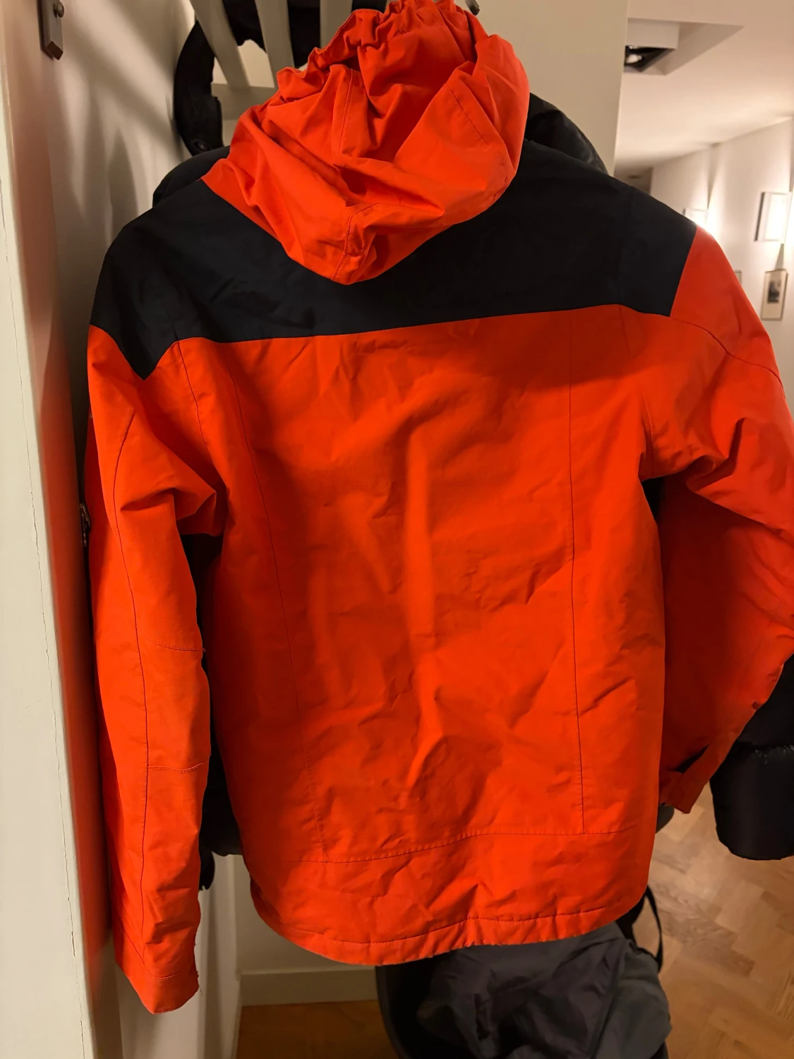Orange och svart vindjacka från 8848 Altitude - 1