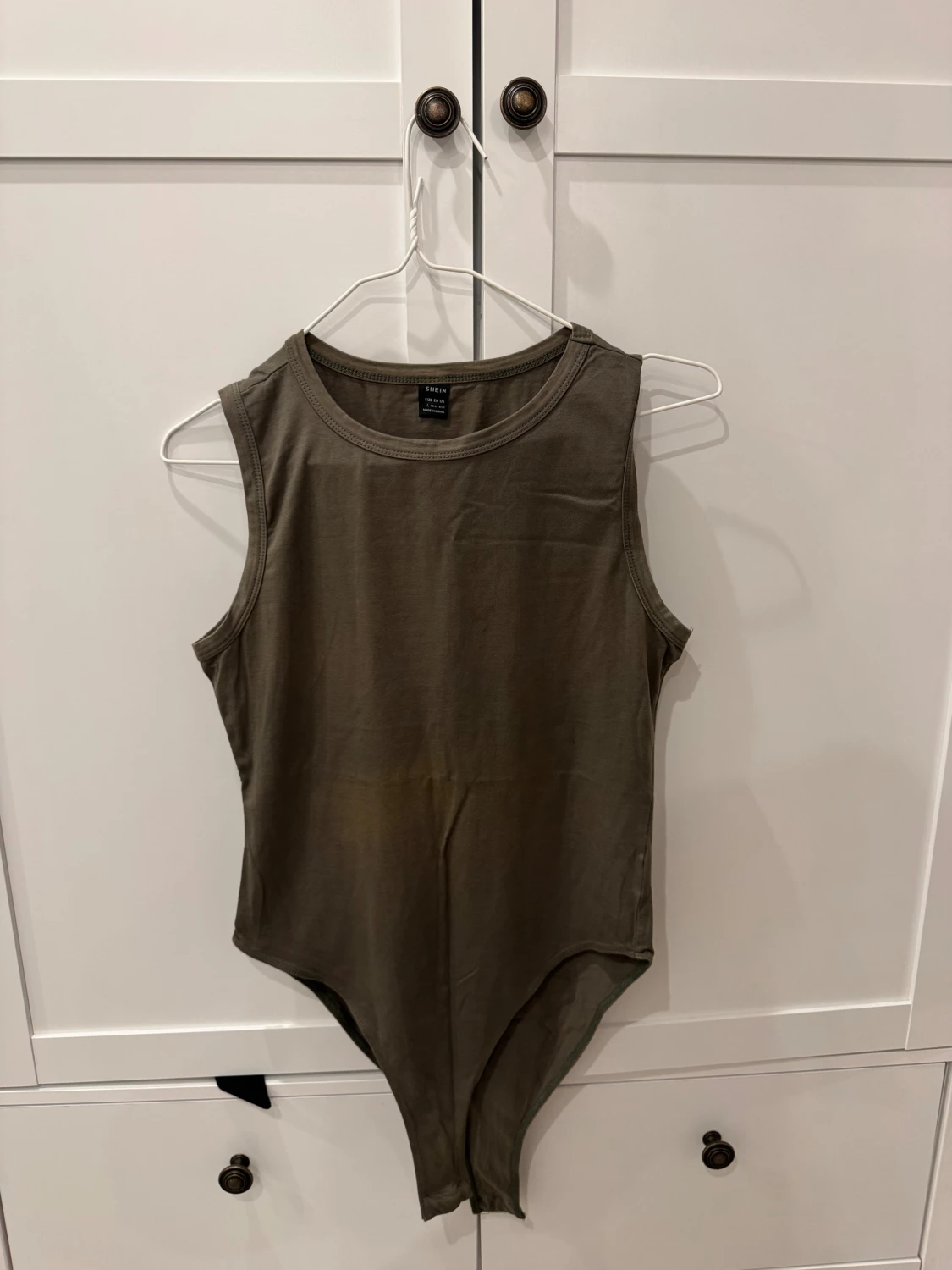 Olivgrön ärmlös bodysuit från SHEIN - 2