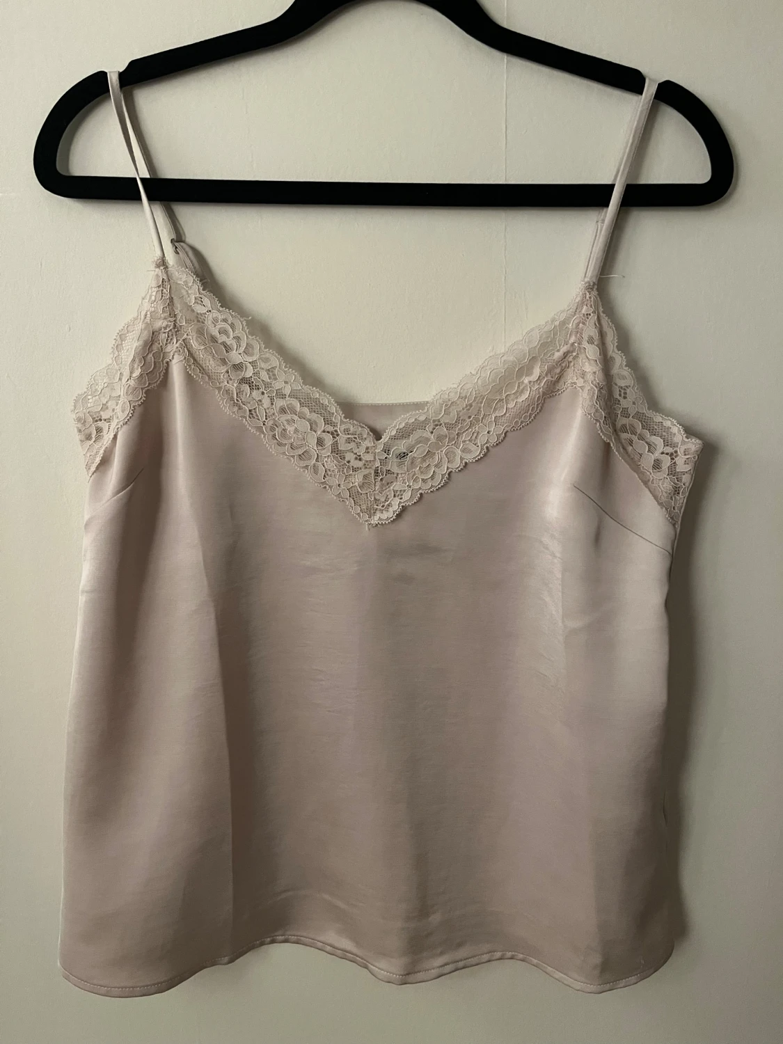 Champagnefärgat linne med spets