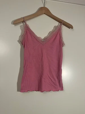 Rosa ribbat linne med spets - Supersöt rosa ribbad linnetopp från New Yorker med tunna axelband, använd fåtal gånger💕