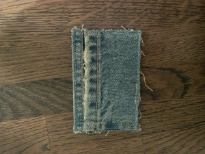 Korthållare tillverkad av återvunna jeans!  - Vi på ReCase UF tillverkar korthållare tillverkade av gamla jeans. Vi ser så klart till så att kvaliteten på jeansen är bra och tåliga. Hör av er om ni har frågor💙💙Obs! Priset är ej prutningsbart och ni står själva för frakt!