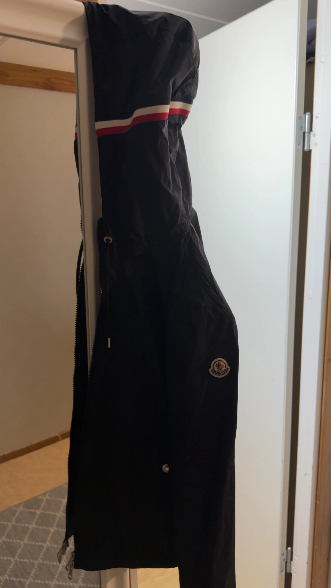 Svart Moncler vindjacka med huva - 3