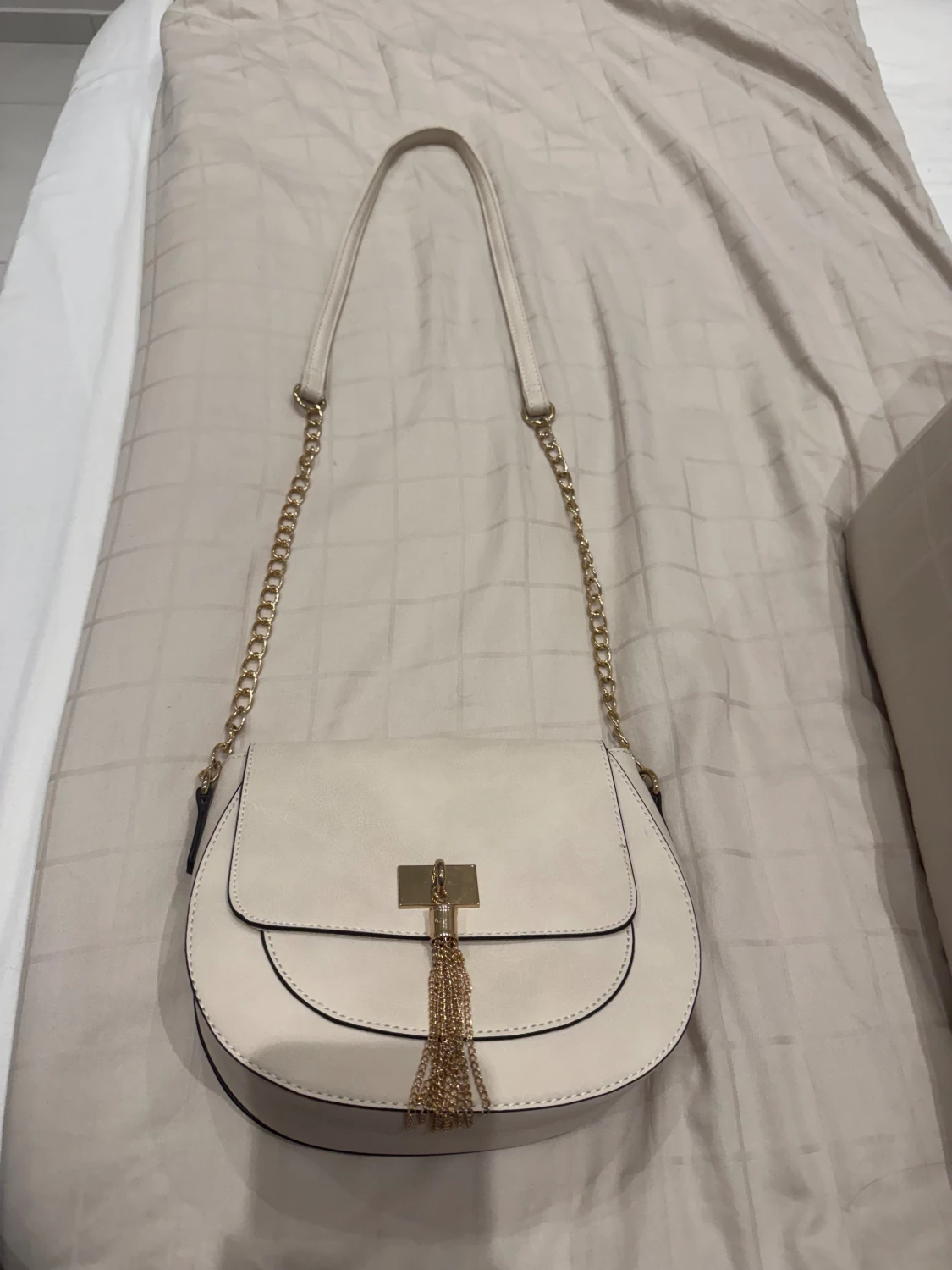 Vit axelväska med guldkedja från Call It Spring - 2