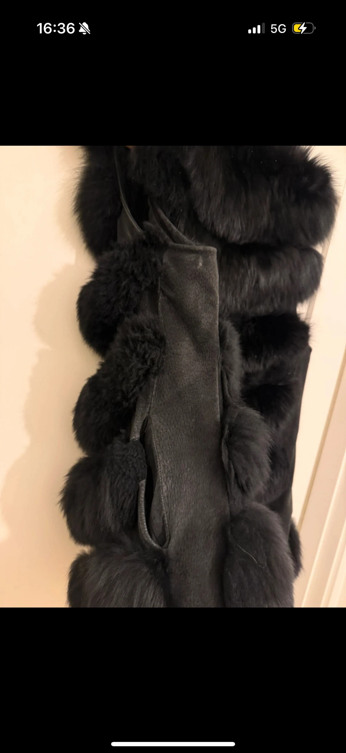 Svart fluffig pälsväst med fickor - 2