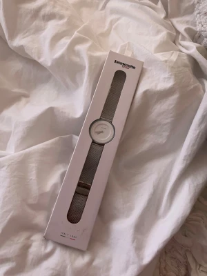 Lambretta Mia 34 Mesh Silver klocka - Snygg och stilren klocka från Lambretta med mesh-armband i silverfärgat metall. Urtavlan är vit med minimalistiska visare och rund form. Perfekt accessoar för dig som gillar klassisk design med modern touch. Levereras i originalförpackning.