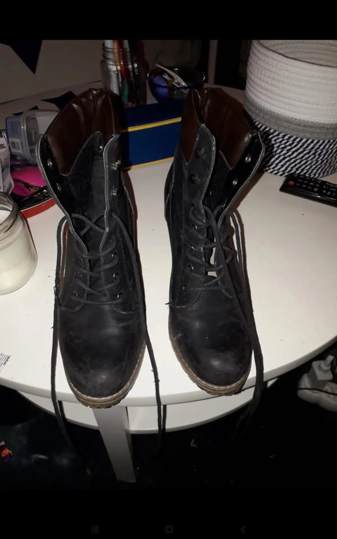 Svarta stövletter med snörning och klack