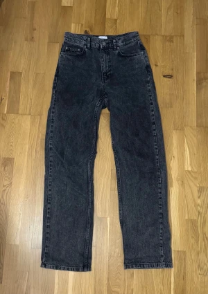 Svarta Jeans - Svarta jeans som sitter och ser bra ut. 