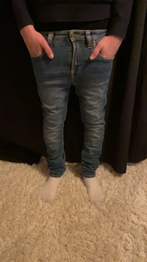 Ljusblåa nudie jeans - Säljer nu mera mina nudie jeans. Personen på bilden är 160-165. Skriv vid funderingar.