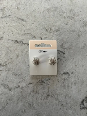 Oanvända örhängen från glitter❤️🌟 - Säljer ett par supersöta glittriga örhängen från Glitter eftersom jag fått dom i present och är en guldtjej❤️💕🌟Helt oanvända, nypris:129kr. 