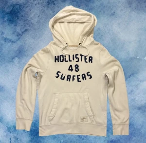 Vintage Hollister Hoodie - Extremt sällsynt och unik Hollister Hoodie med tryck | Hoodien har en unik sliten & distressed design! | (Liten fläck på luvan, syns knappast se sista bild) | Storlek M | Längd ca 70 cm, Bredd 56 cm under armhål-armhåla. Priset ej hugget i sten! 