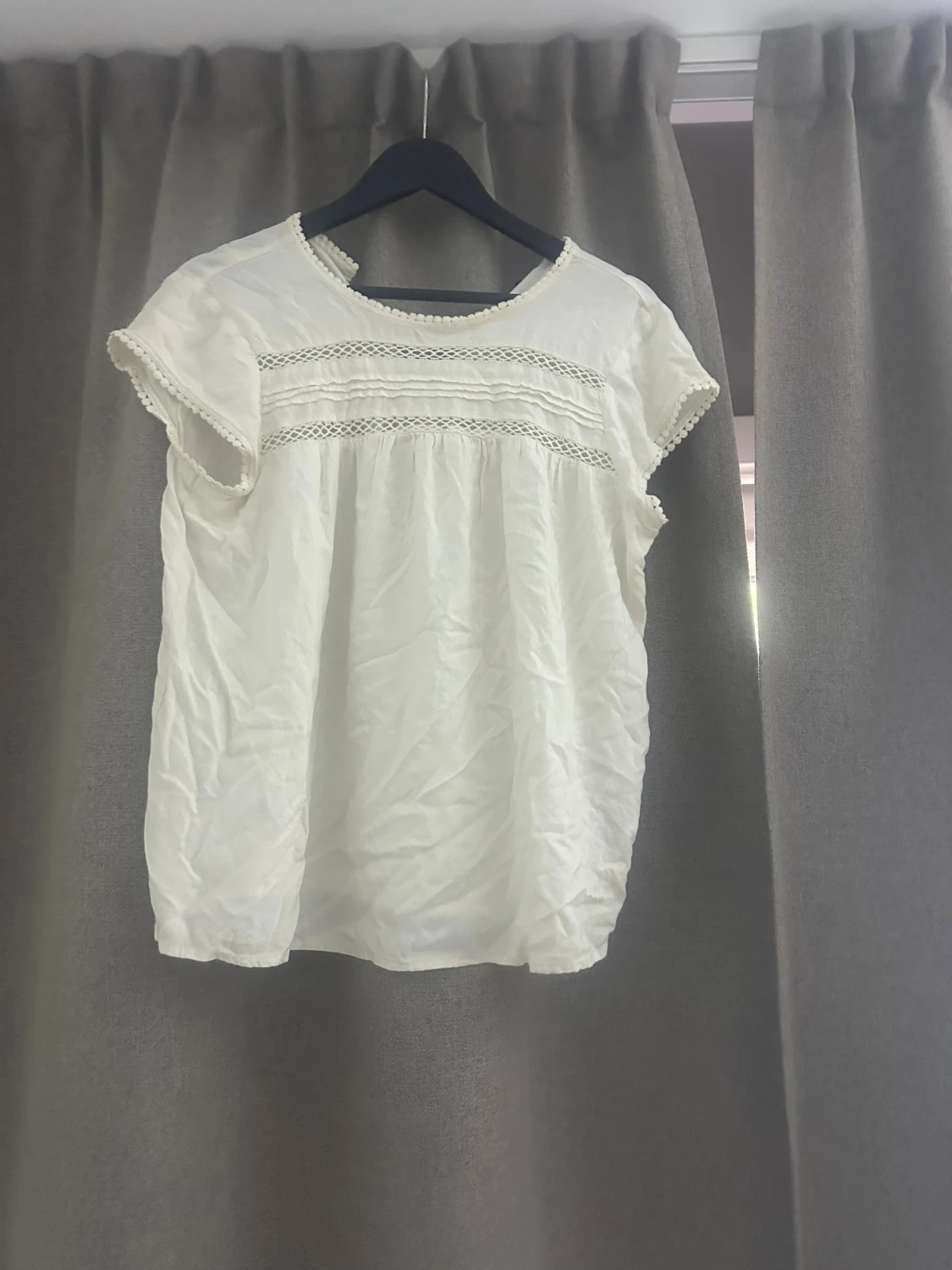 Vit blus med spetsdetaljer