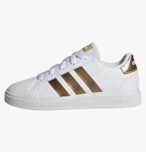 Adidas sneakers med guldiga ränder - Snygga vita Adidas sneakers med klassiska tre guldiga ränder på sidorna och matchande gulddetaljer på häl. Skriv om ni har några mer frågor 🎀💓