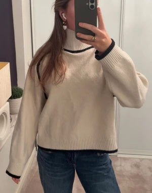 Super söt stickad tröja - Super söt stickad tröja från hm! Den är stl L men passar även en S/M. 