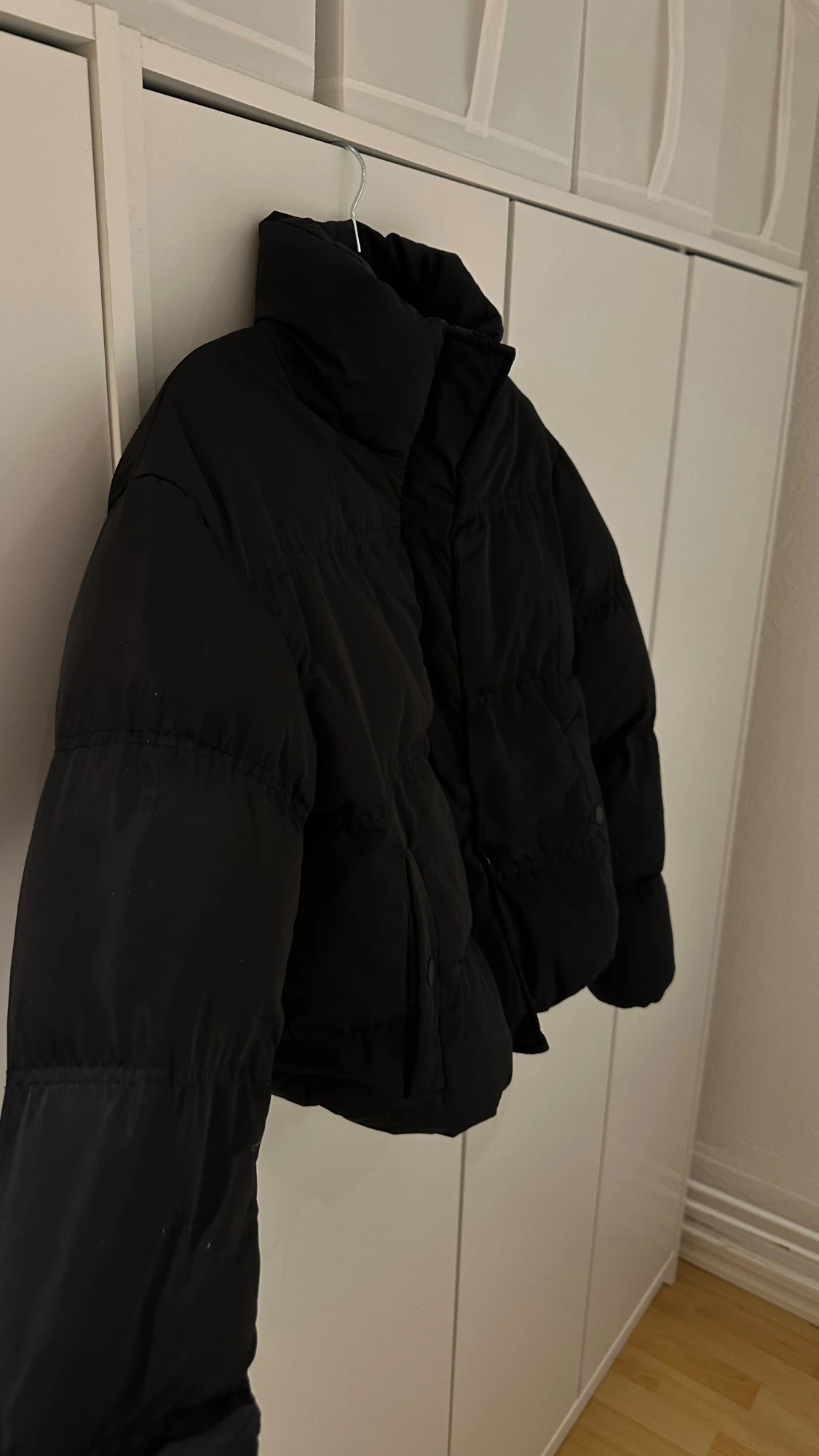 Svart pufferjacka med hög krage - 2