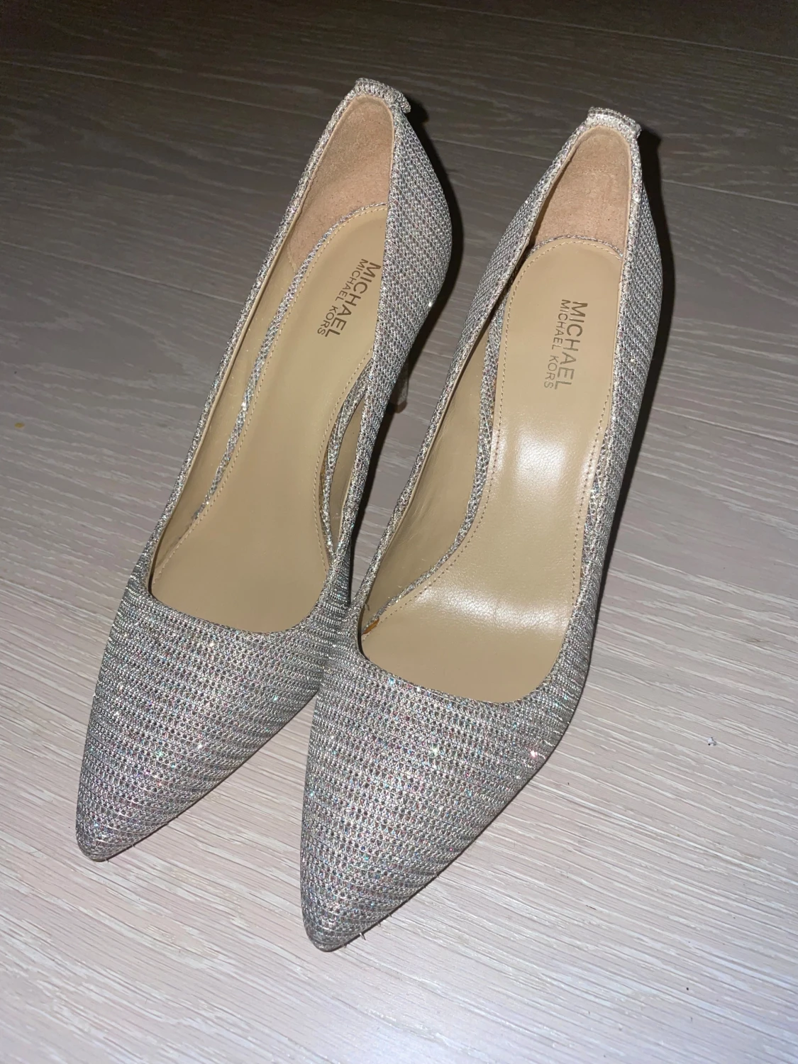Glittriga pumps från Michael Kors