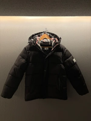 Burberry jacka - Ny burberry jacka. går att använda både som jacka och väst 