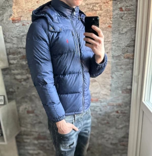 Ralph Lauren jacka - Mycket fint skick, inga defekter. Storlek XL junior vilket typ motsvarar S, passar dig som är mellan 175-185cm ungefär. Nypris ca 4000kr. Modellen är 185 cm, 79 kg. Självklart äkta - Kolla bara recensionerna och qr koden! Passar bra nu till vintern. Skriv för mer information!🤝