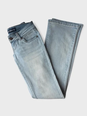 Bootcut ljusblå jeans från G-Rise - Snygga ljusblå bootcut jeans från G-Rise med klassisk femficksdesign och diskreta sömmar. Helt oanvända.Jeansen har en normal passform och är tillverkade i mjukt denim-material som ger en skön känsla. Perfekt för dig som gillar en avslappnad men stilren look.