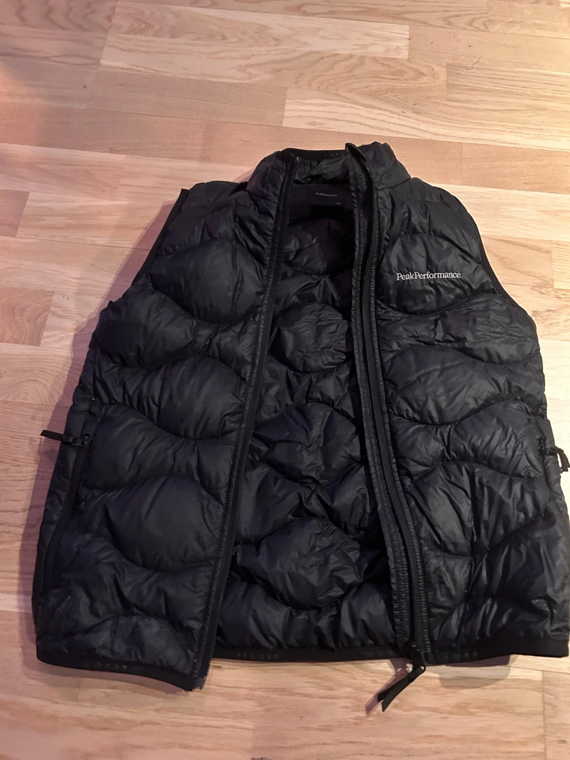 Svart dunväst från Peak Performance - 2
