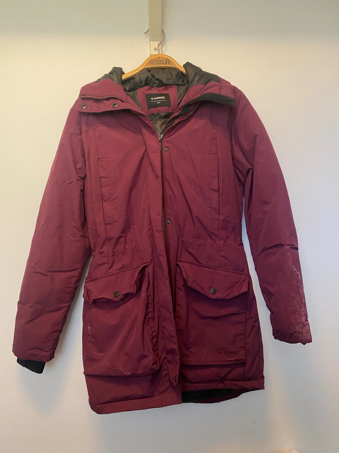 Vinröd parkasjacka från Everest