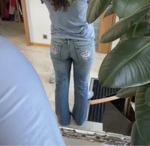 Victoria Beckham Rock & Republic jeans - Snygga blå jeans från Victoria Beckham för Rock & Republic. De har ett hål ( se bild 4). Midjemått 89 Innerbenslängd 77