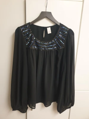 Blus - oanvänd blus, ny utan prislapp 