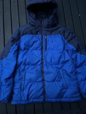 Ralph lauren pufferjacka - Ralph lauren pufferjacket i använt skick, finns små skador, se alla bilder
