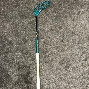 Oxdog innebandy klubba  - Säljer min oxdog ultimatelight hes 27 oval 100cm Väldigt lätt och fin klubba den är i right men kan säljas bara skaft också. Nypris är 2200 och är använd väldigt lite då jag inte tyckte om oxdog 