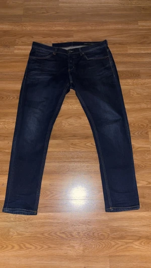 Mörkblåa Dondup Jeans - Säljer nu dessa asfeta Dondup Jeansen som är galet dyra nypris men jag säljer dom billigt! Skicka gärna ett bud, samt skriv vid frågor o funderingar!