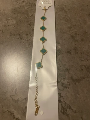 Fyrklöver armband, 18K PVD Plätering! - Populära fyrklöver armband i 316 rostfritt stål med 18k guldplätering för lång livslängd. Perfekt accessoar för att lyfta din outfit med en touch av lyx. 17cm sen kan man förlänga den upp till 5cm.