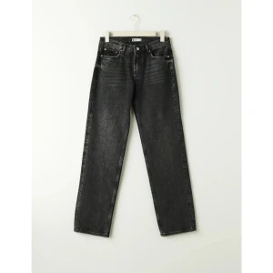 Low waist raka Gina jeans - Säljer dessa jättesnygga Low waist jeans från Gina som är straight i modellen och off black färg. Tyvärr är dessa lite för små för mig💕💕nypris 499kr pris kan diskuteras💕