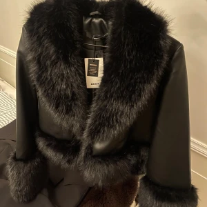 Jacka med päls - Helt oanvänd jacka med päls, nypris 999, lappen kvar 