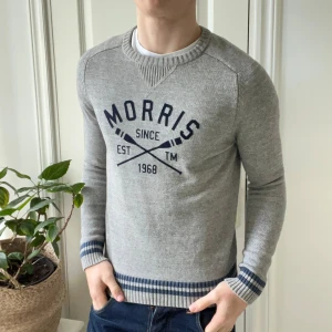 Morris tröja  - Morris tröja, inga defekter. I storlek S och modellen är 180 cm 75 kg. 