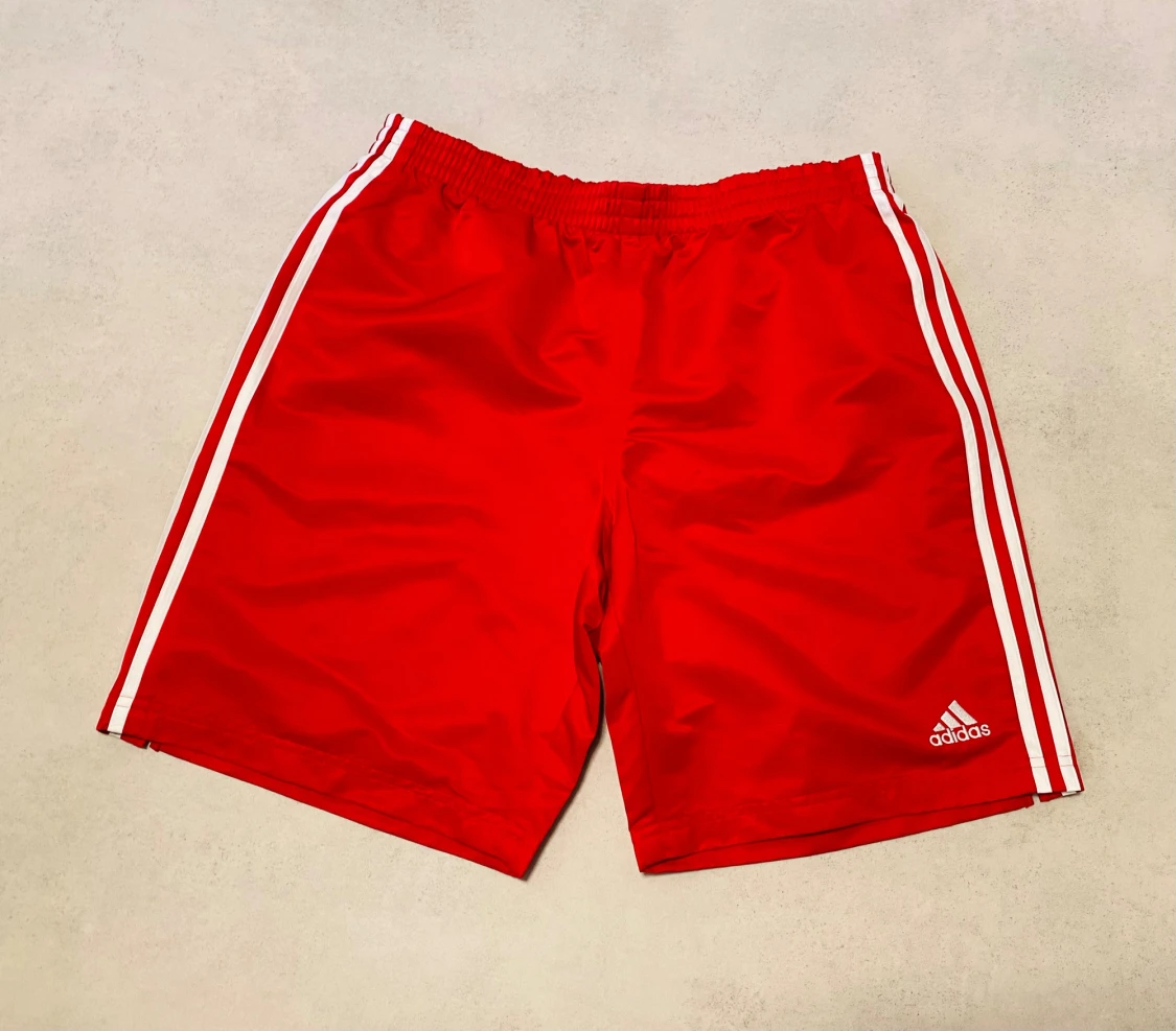 Röda Adidas shorts med vita ränder