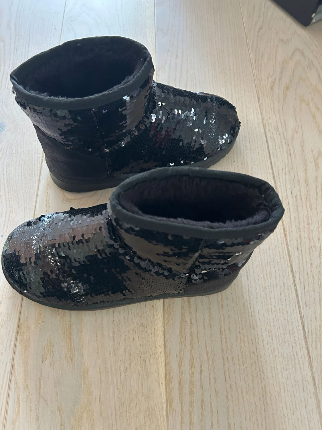 Svarta boots med paljetter