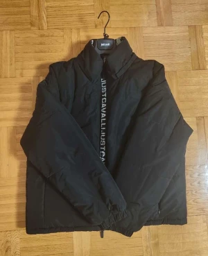 Roberto Cavalli Jacka - Roberto Cavalli jacka för män. Jackan är 2 sidig och i nyskick inga skador/brister dock så finns inte luvan med. Storlek 50/L. Jackan är perfekt för vintern, både varm och bekväm. Kostar 12000 kr som ny i butik. Hör av er vid intresse/frågor. PRIS KAN DISKUTERAS!