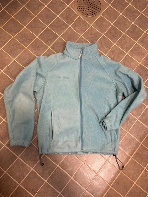 Columbia fleece - Storlek L i dam men passar mig som har S i herr. Resår längst ner så man kan justera hur tajt man vill ha den. Köp sker via ”köp nu” funktionen :) 