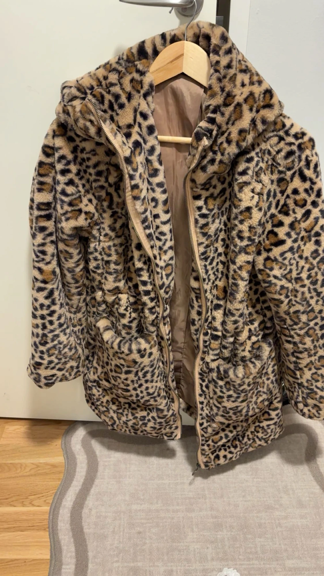 Leopardmönstrad pälsjacka med huva