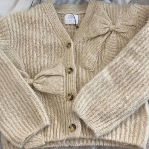 Kofta med rosetter från Zara  - Super fin o söt kofta från Zara med rosetter i storlek 164 som motsvarar en S , jätte varm och mysigt matrial nu till vintern ☺️