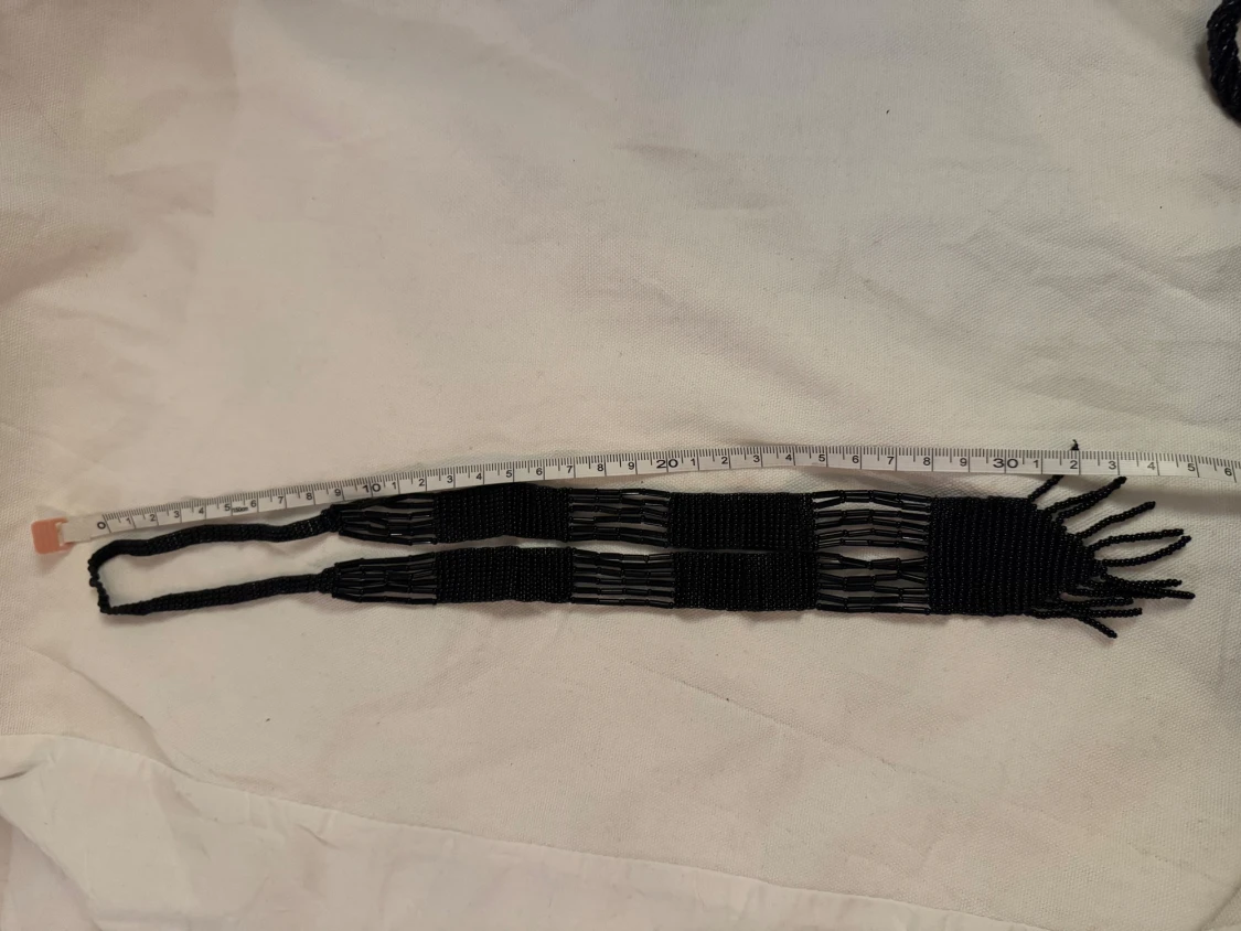 Svart pärlhalsband med fransar - 1