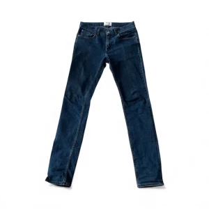 Acne Studions Jeans - Ett par blå Acne Studios Jeans i storlek 32/34. Sjukt snygg tvätt och passar till en vanlig dag eller mer uppklädd kväll. Vid frågor om pris eller produkt, skriv gärna!