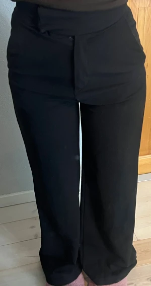 Svarta wide kostymbyxor - Snygga svarta kostymbyxor med hög midja och wide fit. 