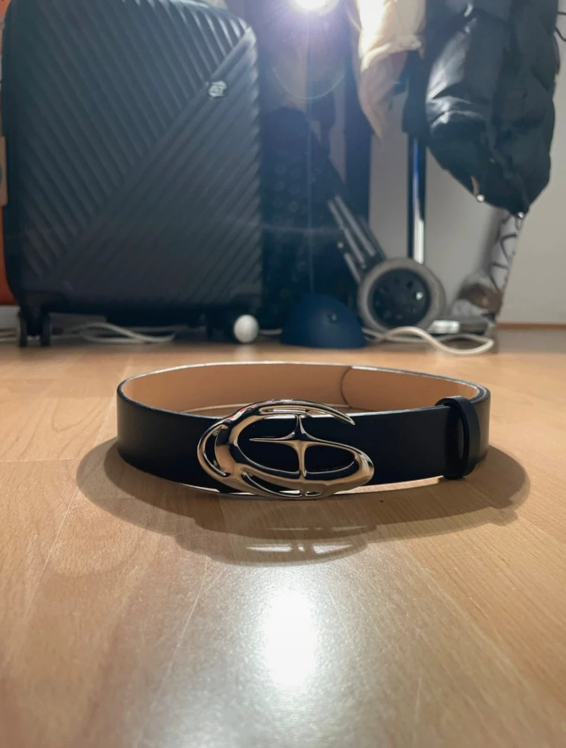 Svart skärp med silverfärgat spänne