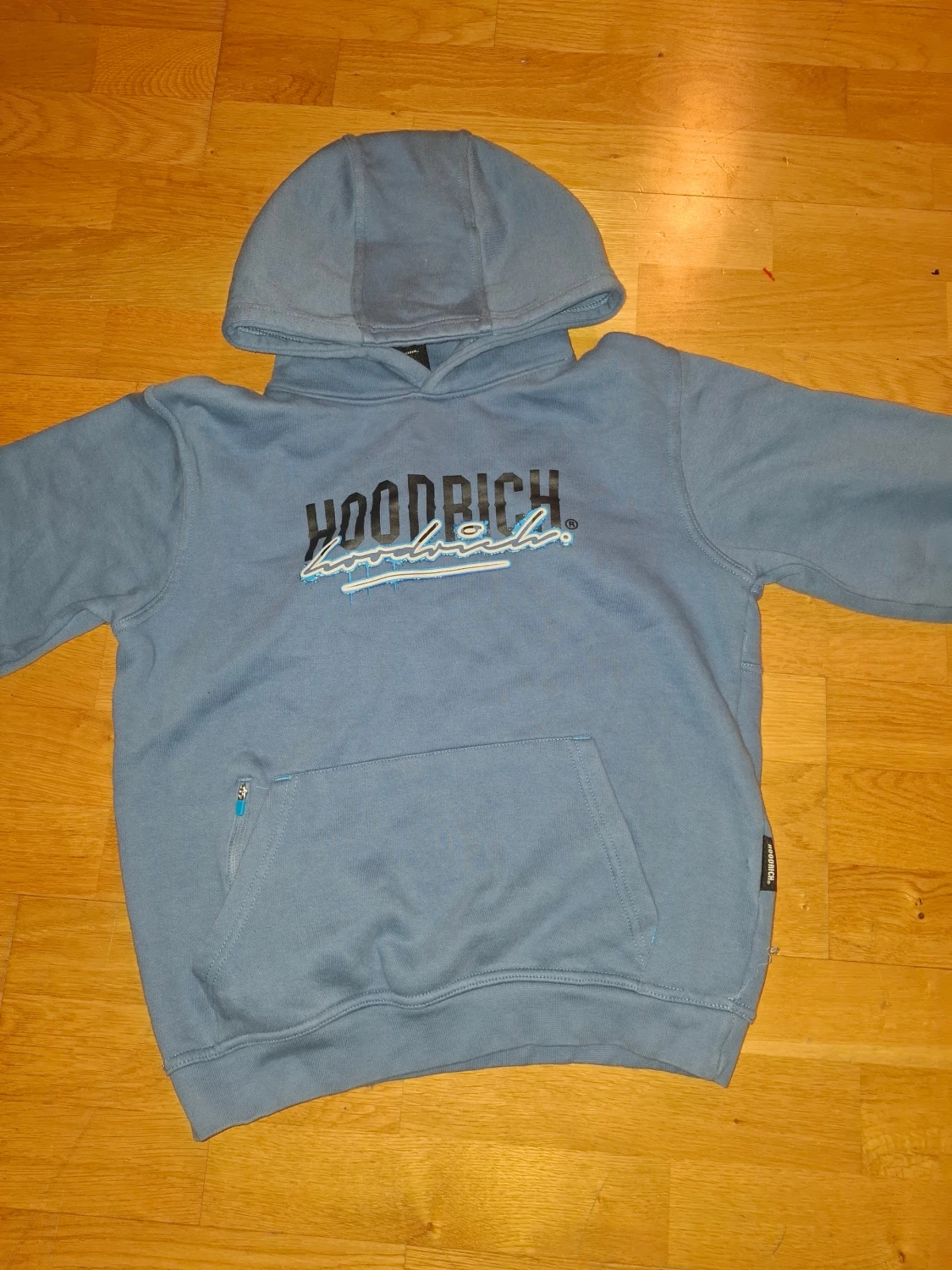 Blå hoodie från Hoodrich med huva
