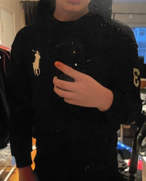 Ralph Lauren hoodie  - Ralph Lauren hoodie med en klassisk design som inte tillverkas längre. Storlek L men passar M. Passar 175-185. 