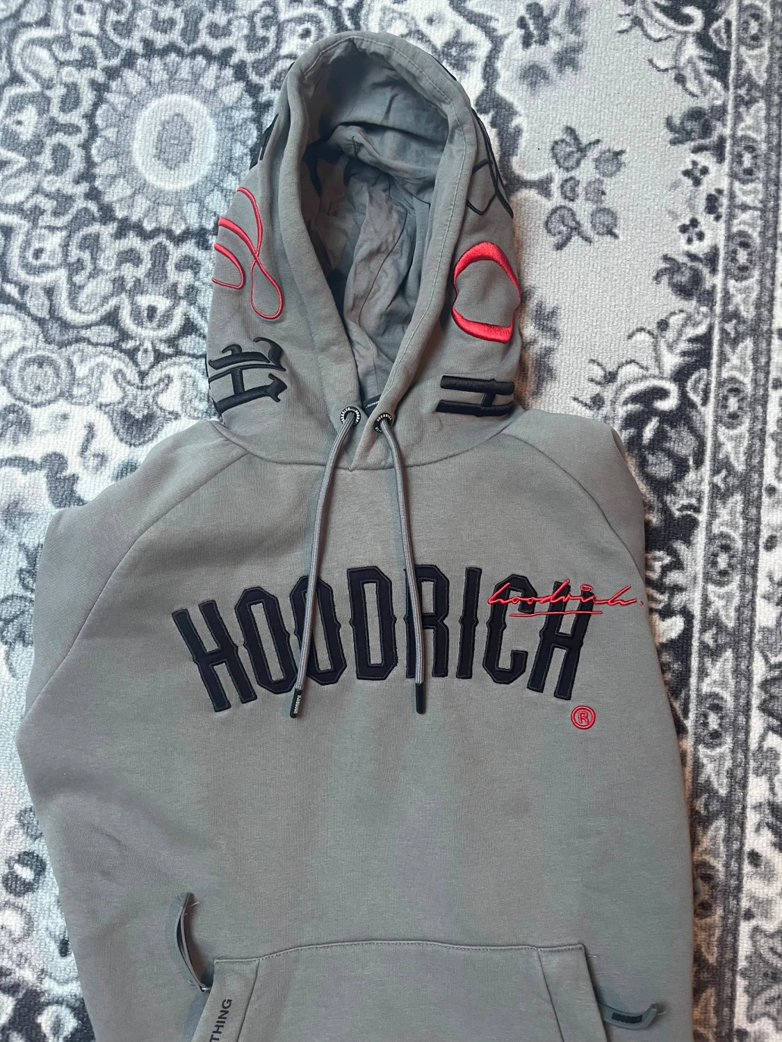 Grå hoodie från Hoodrich med detaljer