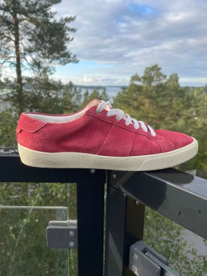 Röda Saint Laurent skor - Säljer ett par röda Saint Laurent Paris mocka skor i storlek 41. Bra skick . Modell sl/06 De är äkta✅Skriv vid funderingar. 