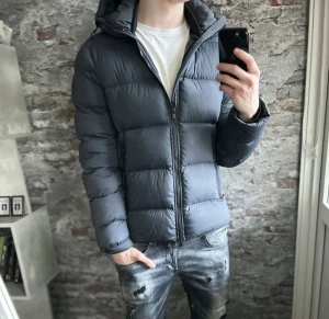 J.lindeberg jacka - Bra skick, lite fläckig och det finns lite slitage som man behöver bild på för att förstå. Storlek M passar dig som är mellan 175-185cm ungefär. Nypris ca 4000kr. Modellen är 185 cm, 79 kg. Självklart äkta - Kolla bara recensionerna! Passar bra nu till vintern. Skriv för mer information!🤝