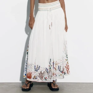 Zara korall kjol - Lång kjol från zara köpt i somras, storlek m men passar folk me mindre storlekar. Själv har jag storlek s men den passar perfekt. Använd 2 gånger och gillar inte hur långkjolar sitter på mig. önska jag kunde använda den men behöver pengar😊